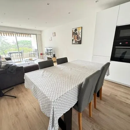 Renovated One Bedroom Capitou 2 Ou 4 People Lejlighed